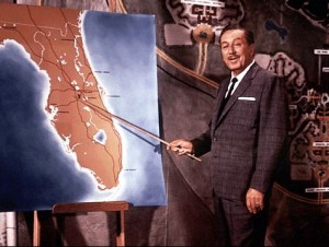 Walt Disney indicando onde seria seu Complexo de Entretenimento